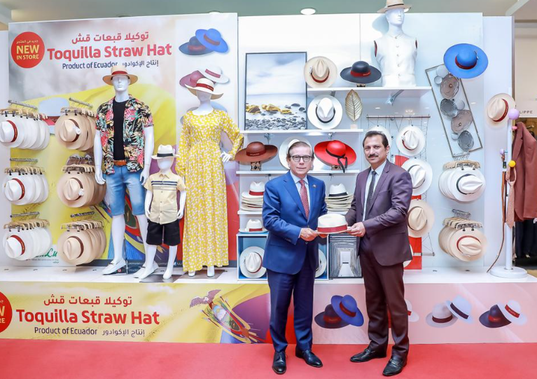 Sombreros de paja toquilla de Ecuador se venden en perchas de Qatar